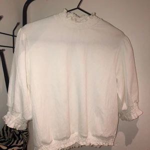 Blus - Säljer denna jättefina blus från monki, som endast är testad. Storlek M💗💕80kr+ frakt  