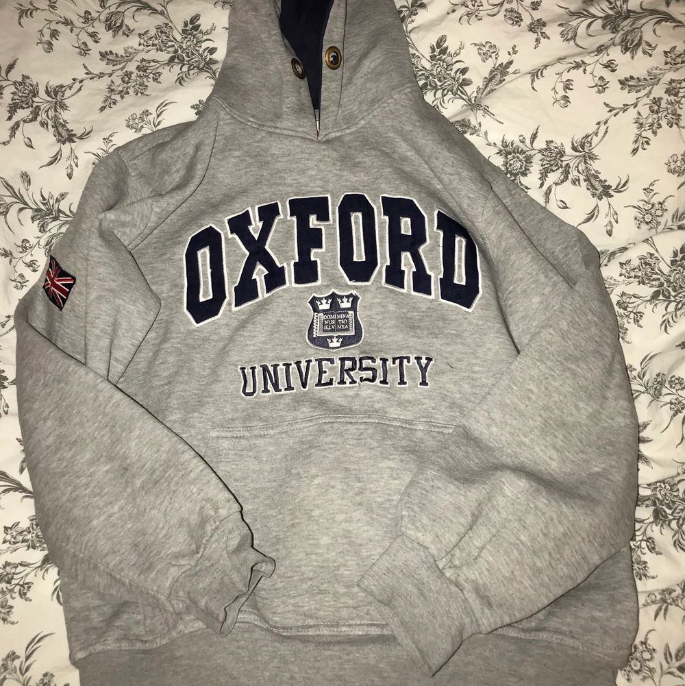 Grå oxford hoodie, köpt i någon london butik. Använd några gånger men fortfarande fint skick. Storlek M men passar mig som har xs-s. Tröjor & Koftor.