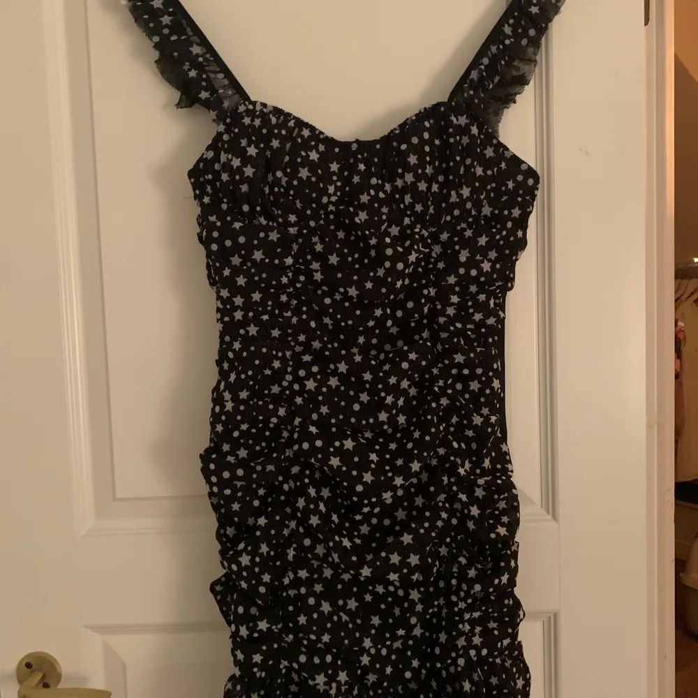 Ursöt klänning från Pretty Little Thing som tyvärr var för liten för mig och därför aldrig använd. Kort i modellen. Storlek UK 8 (36). Köpare står för frakt💕. Klänningar.