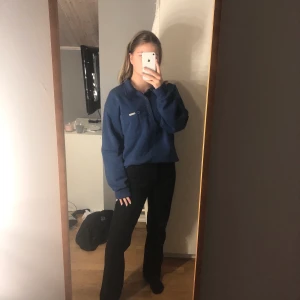 Vintage tjocktröja - Mörkblå tjocktröja med krage, beställd second hand från London. Storleken är bortklippt men skulle tro att det är en XL. Sitter oversized på mig som vanligtvis har small. Säljer därför att jag inte använder så mycket 💕