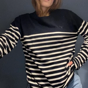 Randig Gant-tröja - Jättefin randig pullover från gant! Använder den tyvärr inte längre. Den är svart och vit 🤍