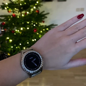 GUESS klocka/smartwatch - Guess Connect Touch🤍 Smartwatch från Guess i silver. USB laddare medföljer, finns videos på youtube hur klockan fungerar med funktioner osv. Köpt på Uret.se. Nypris runt 5000kr, skriv privat för fler bilder:)
