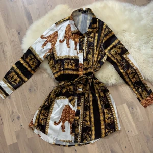 Satinklänning  - Satinklänning i lyxigt mönster från Misspap. Oversized i storlek S men kan justeras. I väldigt gott skick 🖤🤍🖤