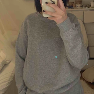  - Säljer denna gråa sweatshirt från H&M, perfect oversized dit på mig som har S/M. Använd fåtal gånger. Köparen står för frakt💓