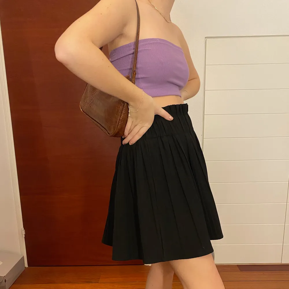 Supersöt plisserad kjol, osäker på frakten 💓 Säljer billigt då jag kan tänka mig att den kan kombineras med annat jag säljer ;). Kjolar.