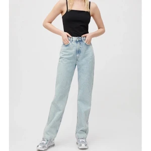 Rowe jeans  - Ljusblå jeans från Weekday i modellen Rowe aqua blue. Är i storleken 24/30 o går till ankeln på mig som är 169.💞