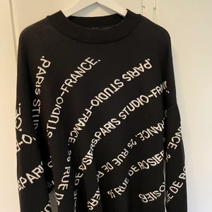 Gina tricot - Säljer fin tröja. Knappt använd så mycket bra skick. Ansvarar ej för postens slarv. Från djur och rökfritt hem. 