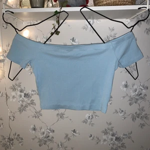 Ljusblå cropped off-shoulder topp  - Ljusblå cropped off-shoulder topp från bikbok i storlek M