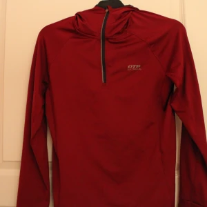 Tränings tröja.  - En väldigt bekväm och passande tränings tröja. Lätt att andas i och fin på kroppen. Med en mini bakficka för airpodskal eller nycklar (t.ex). Kan levereras i Göteborg zon1 och 2 inom västtrafiks rese handlingar. Helst cash då jag inte har swish. Detta kan dock lösas. Lägg bud 