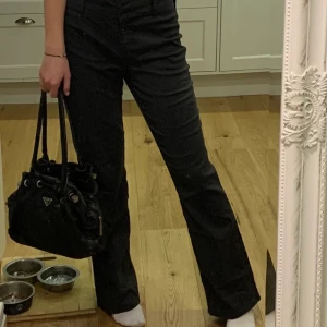 Snygg vintage kostymbyxa!  - Mammas gamla som sitter super snyggt oversized! Från Kappahl strl 38, jag är 176 och bär ofta strl 36 eller w26/27 i jeans 