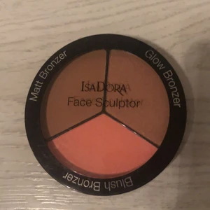 ISADORA FACE SCULPTOR - Helt ny oanvänd face sculptor som jag fått i present.  Värde 199 kronor. 