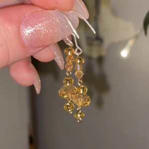 Örhängen  - Ett par handgjorda örhängen med gul/orangea glaspärlor✨ kroken är av silvertråd, och frakten ingår i priset🌟                                                                                —————————————————————                                                                                  Kika gärna in på min profil, säljer en massa olika handgjorda smycken💃🏼 perfekt till dig själv eller i present till någon❣️✨