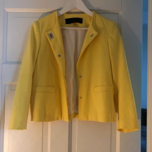 Jacka i gul från Zara.  - Jacka i gul från Zara i storlek S. Använd 2-3 gånger. Frakt ingår. 