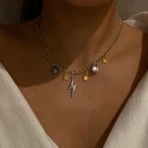 Halsband, smycken  - X01. Jättefint halsband.  De tredje Fotot är tillsammans med ett annat halsband men det är det halsbandet längst ner. Glöm inte att 10% går oavkortat till organisationen kvinna till kvinna. 