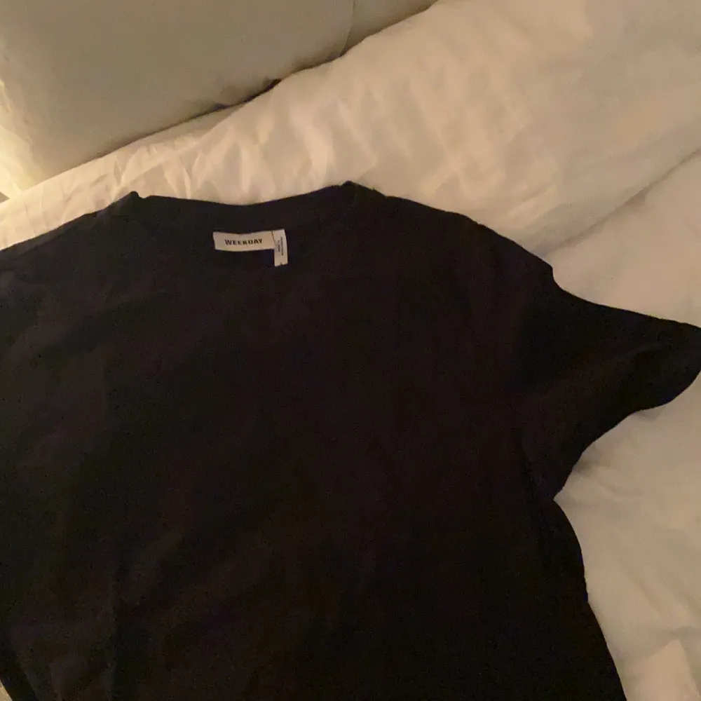 En fin basic svart tshirt . T-shirts.