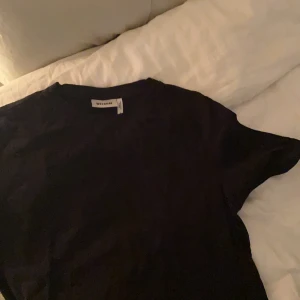 Svart weekday tishrt - En fin basic svart tshirt 
