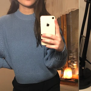 Blå stickad tröja - Stickad tröja köpt från Monki, den är enbart använd ett fåtal gånger.