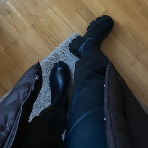 Plattform boots från PLT  - Helt oanvända då jag inte kunnat frakta tillbaka min retur i tid. De är i strlk 41 och lättare än de ser ut att gå i. Kan mötas upp (coronavänligt) eller frakta. Hör gärna av er! 