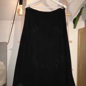 Kjol med mönster och paljetter - 90 tals inspirerad, ganska lång kjol med paletter i ett mönster som är lite svårt att få med på bild. Säljer pga lite för stor för mig:)