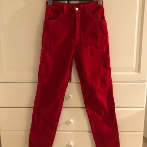 Röda vintage retro manchesterbyxor - Säljer ett par jättefina högmidjade röda manchesterbyxor pga för små för mig tyvärr :( Står ingen storlek på men midja är 68 cm och skulle säga att de passar en XS.  Fint begagnat skick! Hör av er om ni har frågor eller vill ha fler bilder! 