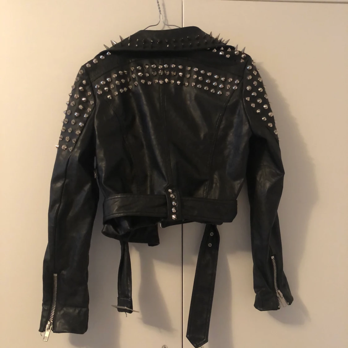 Skinnjacka med nitar - 91
