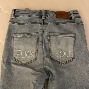 Ljusa jeans från only, med text på rumpan ”fuck you”. Jeansen är högmidjade och aldrig använda. köpare står för frakt, kontakta för fler bilder eller frågor