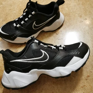 Nike Air skor  - Helt splitter nya skor som jag fick för en månad sen ❤️ men som tyvärr är lite för små för mig, dom är i storlek 38 och jag behövde storlek 38,5  på just dom skorna, annars har jag 38. Har använt dom en gång. Det är priset plus frakten som ligger på 63