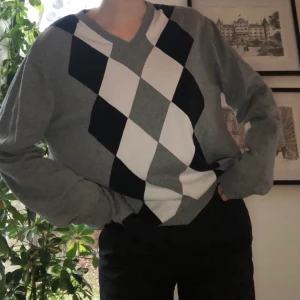 V-ringad tröja - Säljer denna trendiga tröja i bra skick! Storlek L men sitter snyggt oversize på mig som är en S💜 