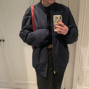 Mörkblå bomberjacka - Reverseble bomberjacka! Så skön o mysig! Går att bära på två olika sätt💞