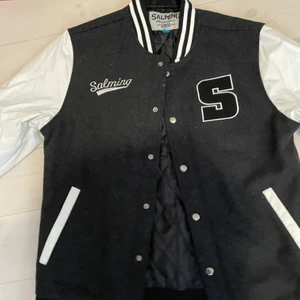 Baseballjacka vintage - En vintage baseballjacka i storlek M. Passar mig som har xs i övriga kläder bra, och sitter lite oversized, men inte överdrivet. 