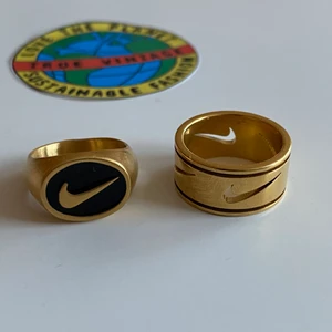 Nike-ringar - - ringar köpta från Truevintage.com - Aldrig använda, då dem var för små för mig✨  - Den svarta: Strl 6, 16,5mm i diameter och 51,8mm omkrets - Den helguldigq: Strl 7, 17,3mm i diameter och 54,4mm omkrets  - originalpris 260kr st🌸 - en ring för 200kr - 350 för båda, FRAKT INGÅR I PRISET - 🌿FINNS PÅ ANDRA SIDOR OCKSÅ🌿 (inte officiella nike)
