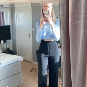 Kostymbyxor  - Svarta stilrena byxor från bikbok i storlek 36, knappt använda (nyskick)! Strechigt super skönt material som följer kroppens former (i midjan). Kontakta mig för frågor!💗💗 frakr: 63kr