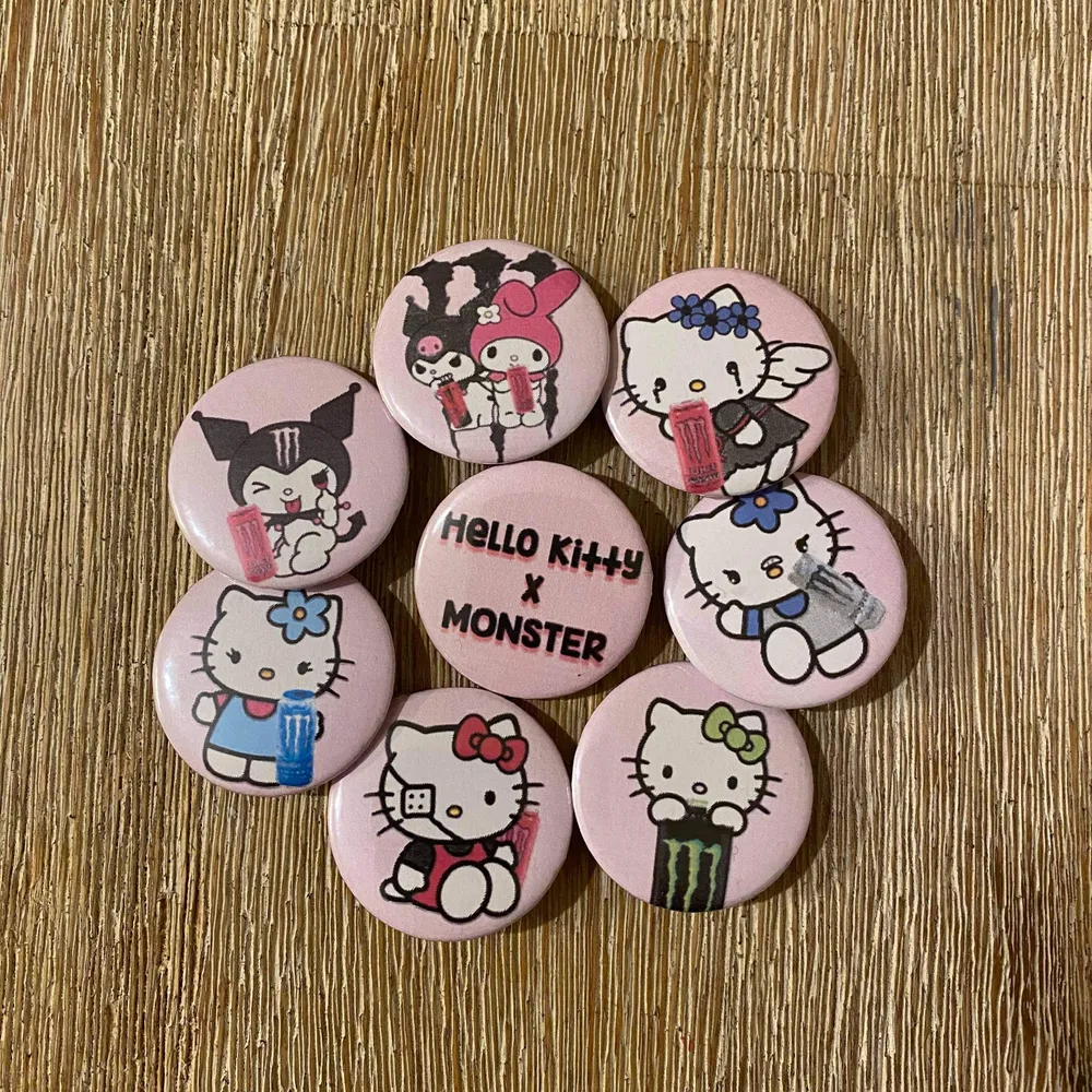 Nya egendesignade pins med HelloKitty x Monster 🖤 15 nya pins, köp alla på bild 1 för 70:- eller 10:-/st för alla pins ✨ Vi har fler monster och Hellokitty pins på profilen. Vi gör också custom made pins - skriv till oss om du vill ha ditt egna motiv tryckt 😍✨ . Accessoarer.