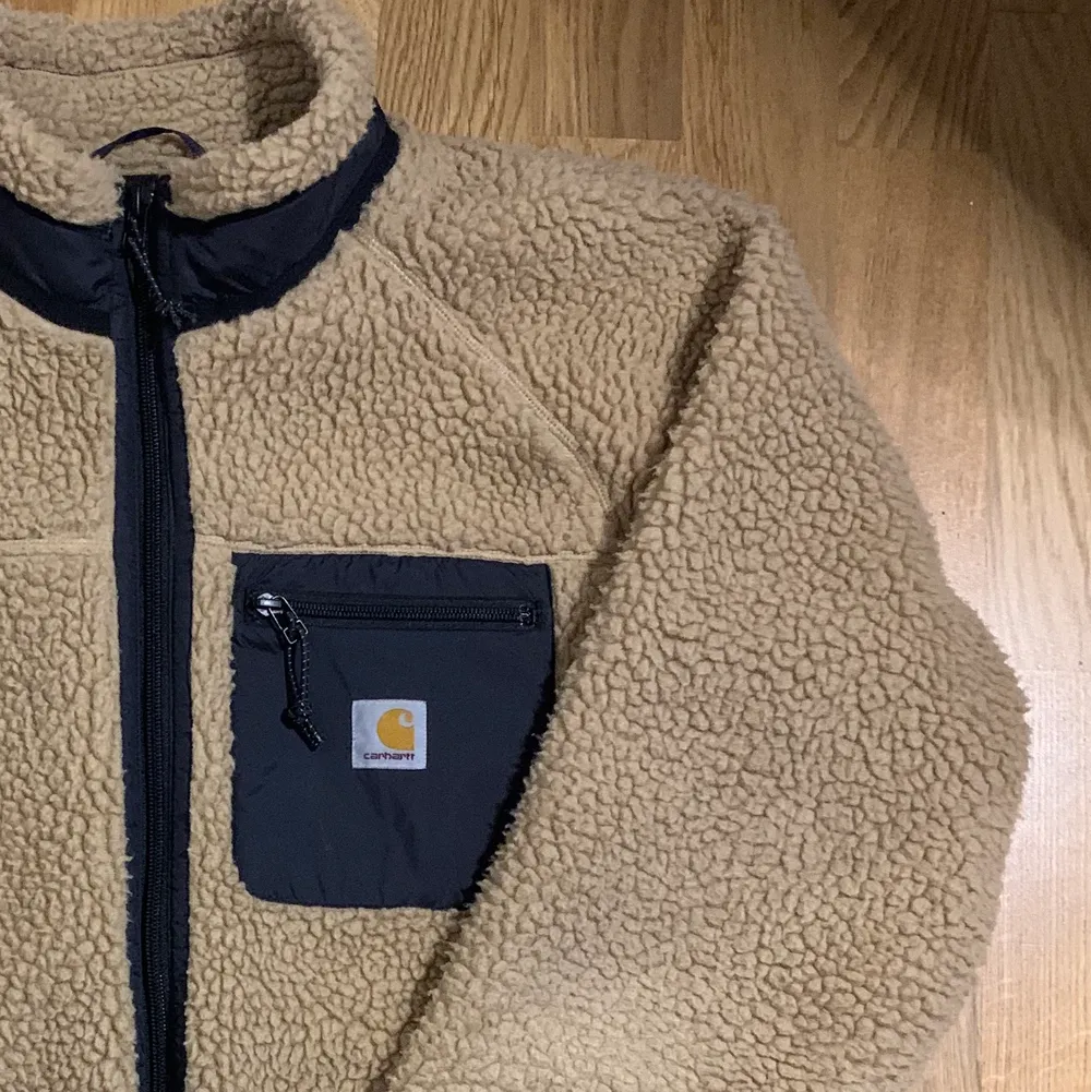 Carhartt Fleece Jacka i storlek L. I extremt bra skick, skulle säga som ny! Perfekt för uppkommande våren. Skriv gärna om du har frågor! Pris kan diskuteras vid snabbt köp.. Jackor.