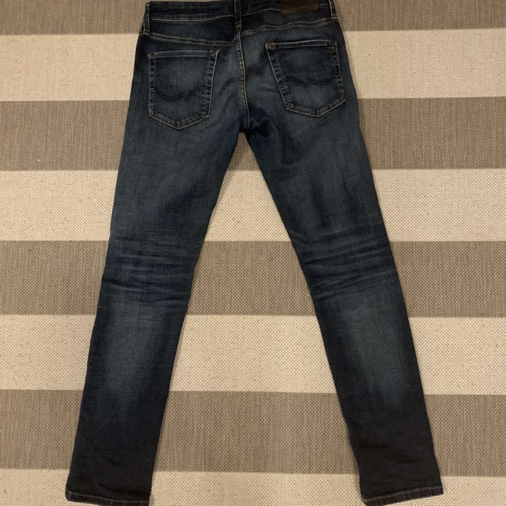 Snygga grå/blå jeans, nästintill oanvända då de var för små för min pojkvän. Modellen är slimfit/Glenn från jack&jones.Skriv för fler bilder eller mer info, finns möjlighet för frakt. Jeans & Byxor.