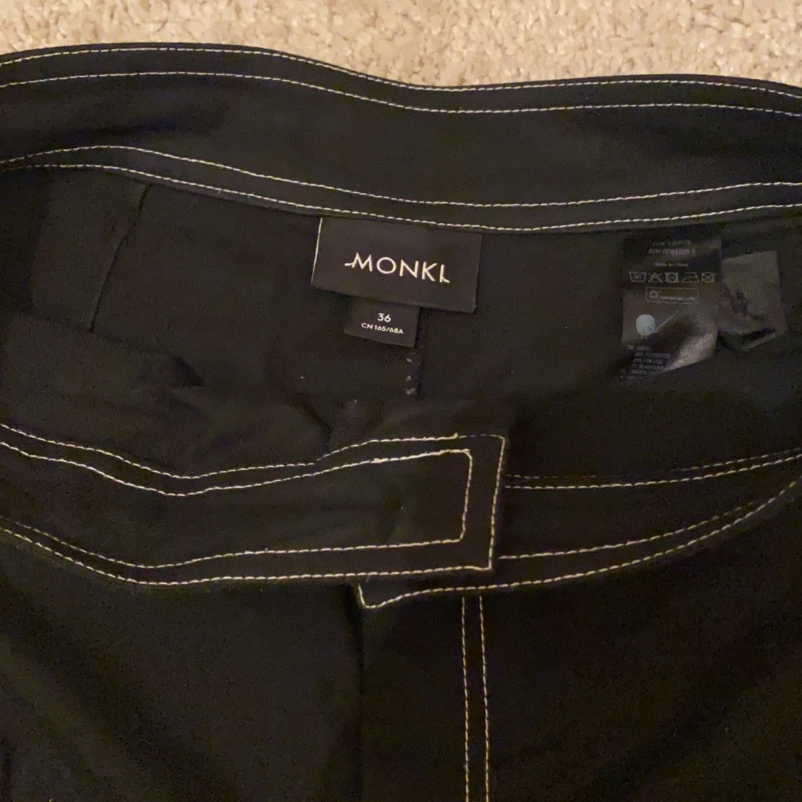 Svart byxor med vita sömmar - 91