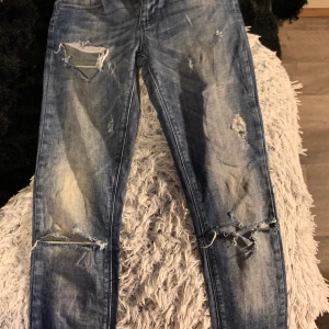 Byxor  - Mörk blåa slitna jeans 