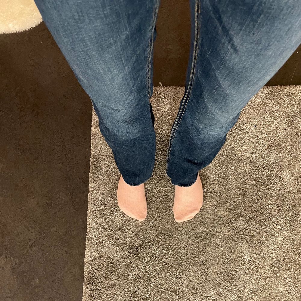 90s/2000s lowwaist jeans i färgen mörkblå!💙säljes pga inte alls min stil, men så gott som nya👍vet inte vad nypris är men modellen heter ”Karen”💙de är sköna och rörliga att ha på sig och sitter bra på mig i midjan☺️vid flera intresserade blir det budgivning!🥰frakten kostar 48kr👍. Jeans & Byxor.