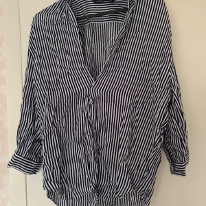 Randig blus  - Randig blus från zara. Fin till både vardag och lite finare sammanhang💓💓