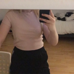 Rosa T-shirt  - Rosa t-shirt från hm med storleken 158/167 men passar som xs.  Använt 2 gånger så är i mycket bra skick. Säljs för att den inte kommer till användning. 