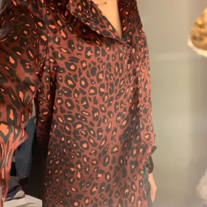 Jättesöt blus  - Jättesöt blus som man kan vika upp. Bild 2 har jag inte stoppat in den eller något! Funkar perfekt till fest. Från Gina <3