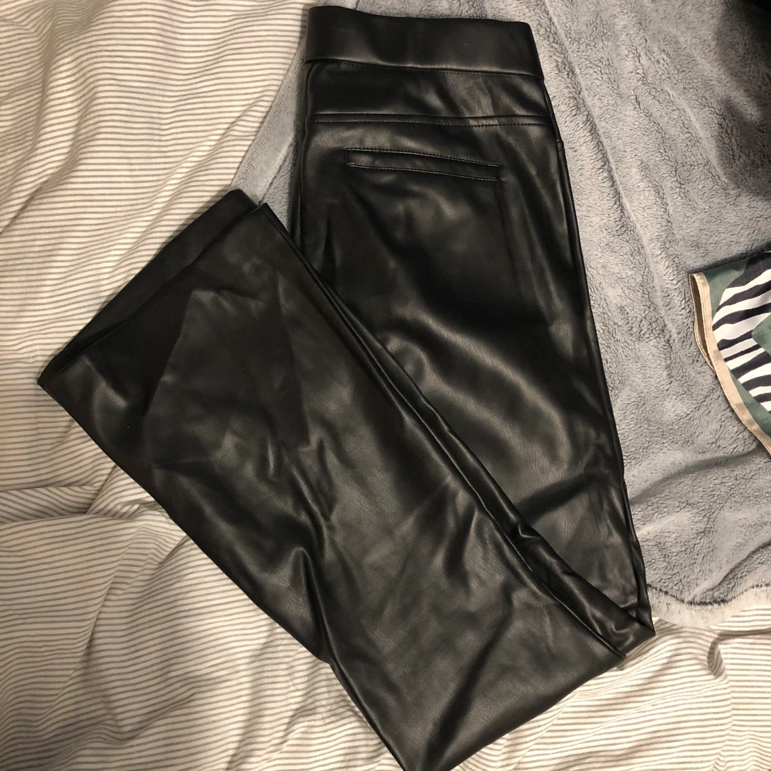 Utsvängda skinnbyxor - 91