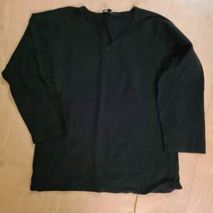 V-ringad finstickad tröja från Vero Moda säljes för 50kr i strl M.