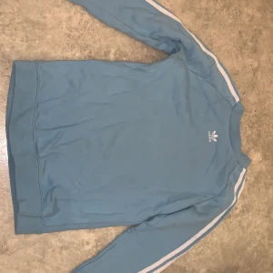 Adidas  - Säljer denna super fina adidas tjocktröjan som inte alls har kommit till användning. Den är i storlek 38 men kan dessutom sitta snyggt på andra som är 34 och 36. Nypris för denna är 629kr. Vill man se den på kan jag skicka bild. 🥰 KÖPAREN STÅR FÖR FRAKTEN 