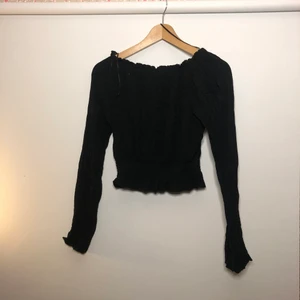 Blus - En jätte fin svart blus med detaljer. Storlek 36. Aldrig använd. Kunden står för frakten💗