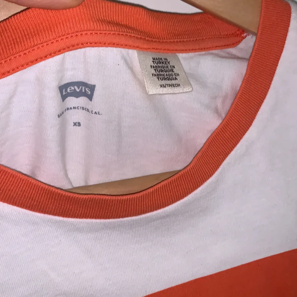 Supersnygg t-Shirt från Levis i storlek XS med logotyp fram. Använd några fåtal gånger, inga defekter. Säljer för 70kr. . T-shirts.
