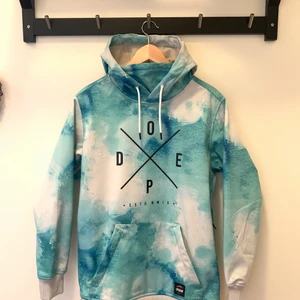 Skid/snowboardjacka - Säljer nu min skid/snowboardjacka som jag köpte för drygt 1år sedan i strl.S Använd max 5 gånger & är i väldigt fint skick!  Smarta funktioner som den har: • Liftkortsficka • Ribbade muddar vid ärmarna • Ventilation under armarna  • Hög krage • Bröstficka  Nypris: 1299kr Mitt pris: 950kr