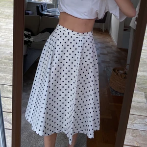 Vintage kjol storlek XS/S - Hittad i mormors garderob och skulle gissa på storlek XS/S! Frakt tillkommer:) prickarna är blå:)