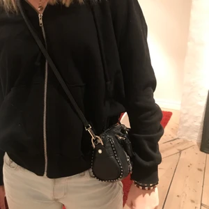 🌚ZIPUP🌚 - Svart zipup från hm i fint skick!! Nypris ca 200