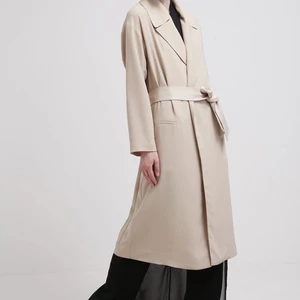 Trenchcoat beige - Beige trenchcoat kappa från J.Lindeberg i loose fit, mjukt flowy tyg, passar till våren. Snygg att styla mer classy eller med hoodie. Lånade bilder, skriv för fler :) Använd typ 3 gånger. Nypris 3000kr. 